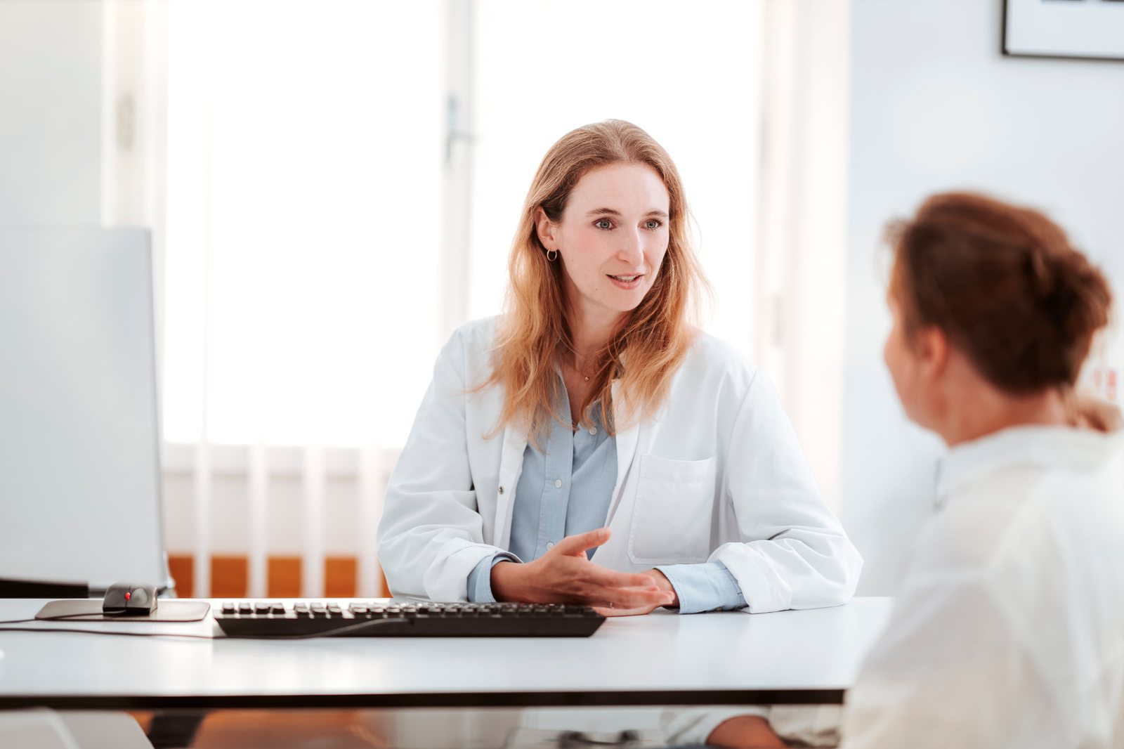Dr. med. Luise Leutzendorff im Gespräch mit einer Patientin in der Ordination